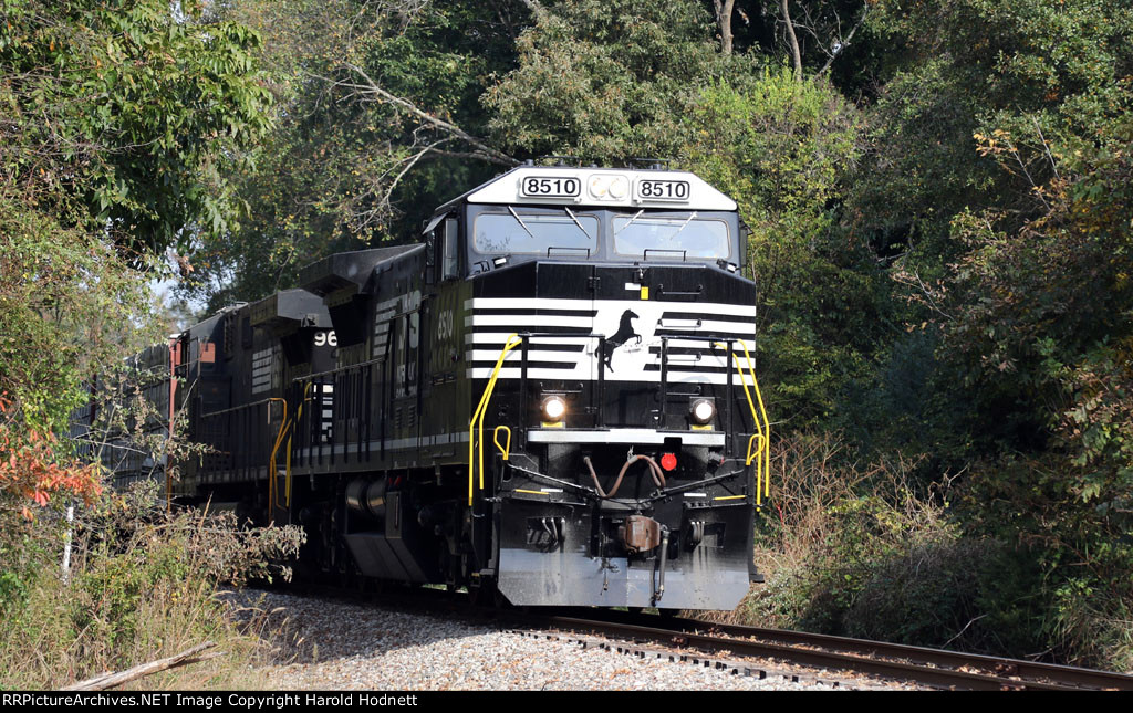 NS 8510 leads train E25 southbound